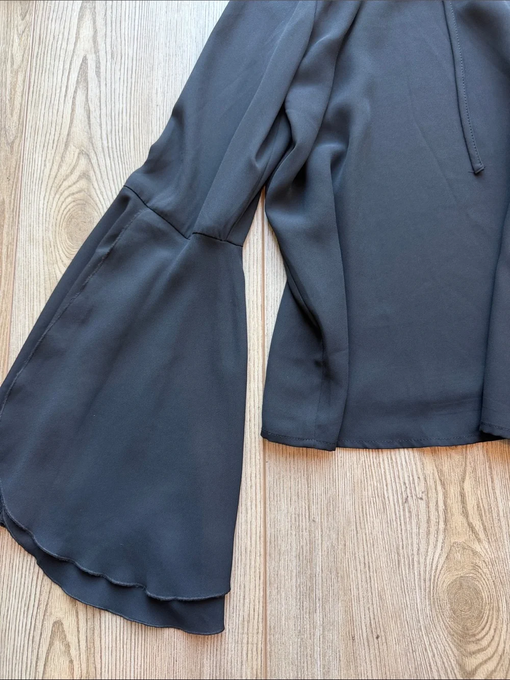 Carmen Marc Valvo Black Tie-Neck Bell Sleeve Top - Picture 4 of 4